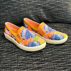 Baretraps Tropical Print Slip-On Women's Shoes.